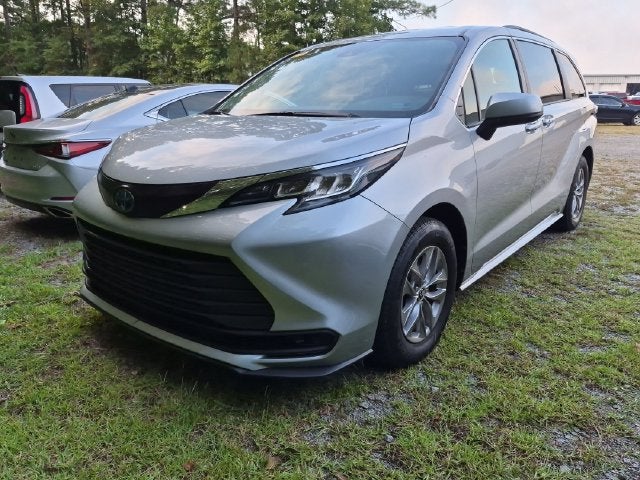 2022 Toyota Sienna LE 8 Passenger
