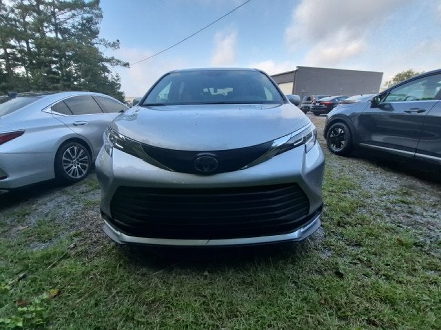 2022 Toyota Sienna LE 8 Passenger